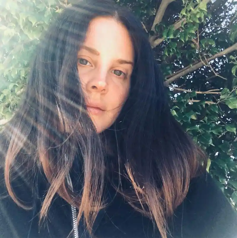 Lana Del Rey Joins the Celeb No-Makeup Club With a Glowing Bare-Face Selfie