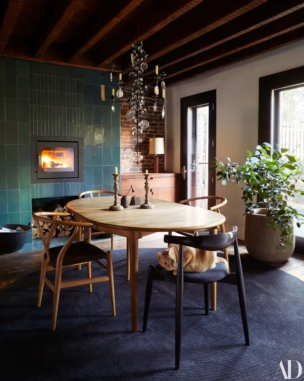 Maggie Gyllenhaal Shares Photos of Her Replica Luxury Handbag