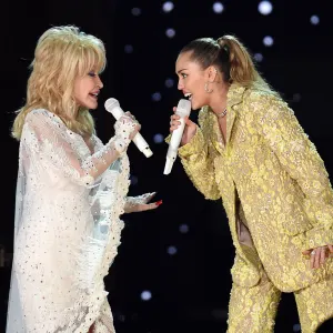 Grammys 2019 Dolly Parton Miley Cyrus