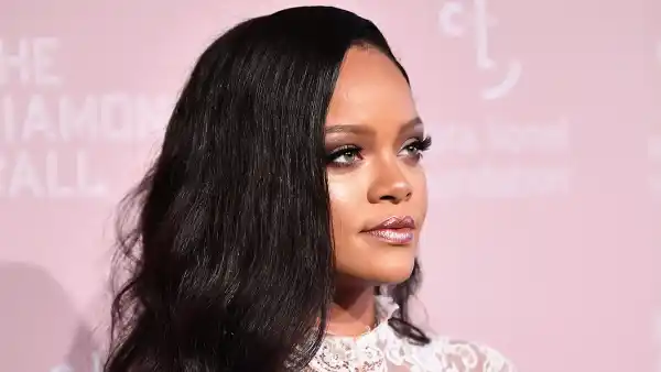 Rihanna Unamused at People Trying to Watch the Super Bowl on Her Flight
