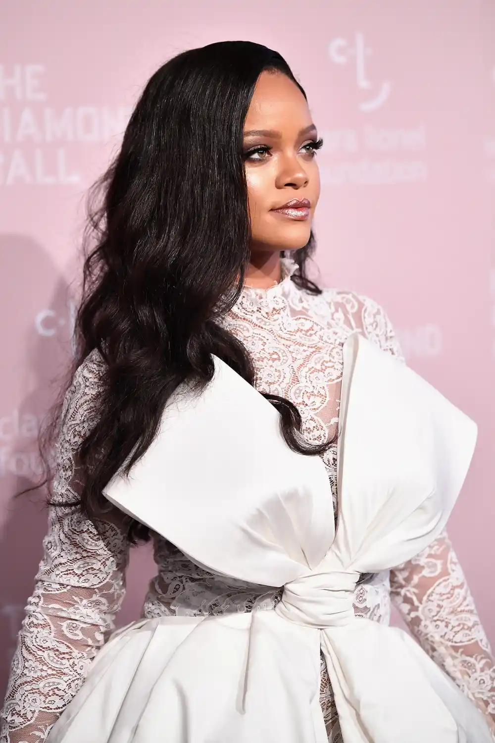 Rihanna Unamused at People Trying to Watch the Super Bowl on Her Flight