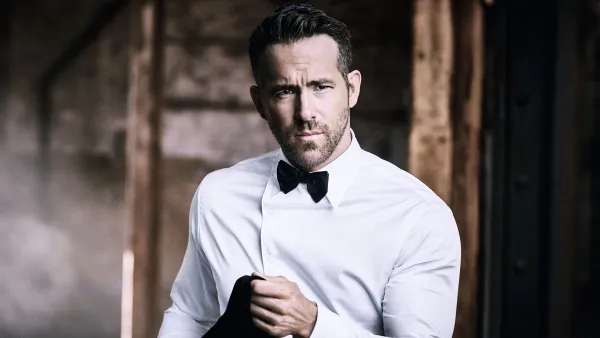 Ryan Reynolds Tells Us About His New Armani Fragrance Campaign and Beauty Routine