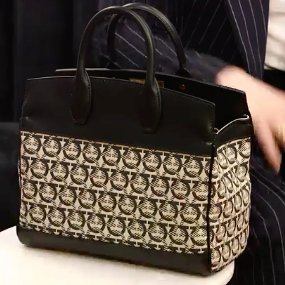 What's In My Bag - Lucy Hale