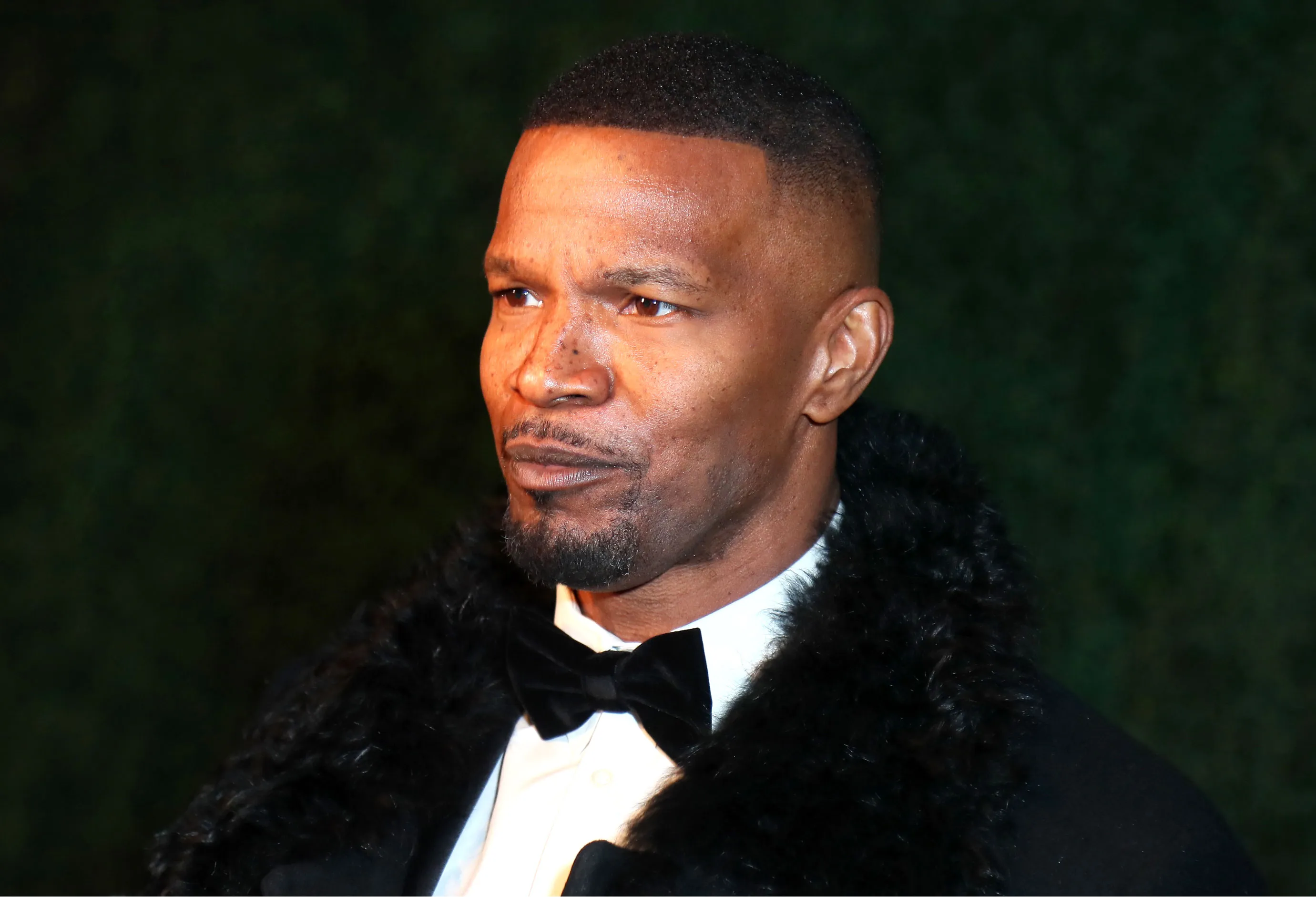 Jamie Foxx Says He’s Single at Charity Oscars Gala