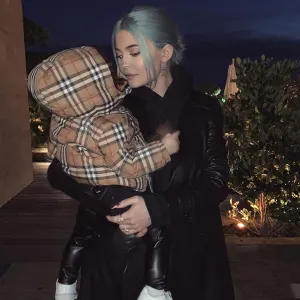 Kylie Jenner ŒIs Absolutely Obsessed With Being a Mom¹ to Stormi