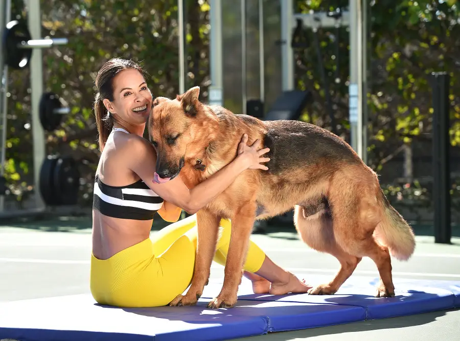 Brooke-Burke’s-Go-To-Exercises-to-Do-in-the-Backyard