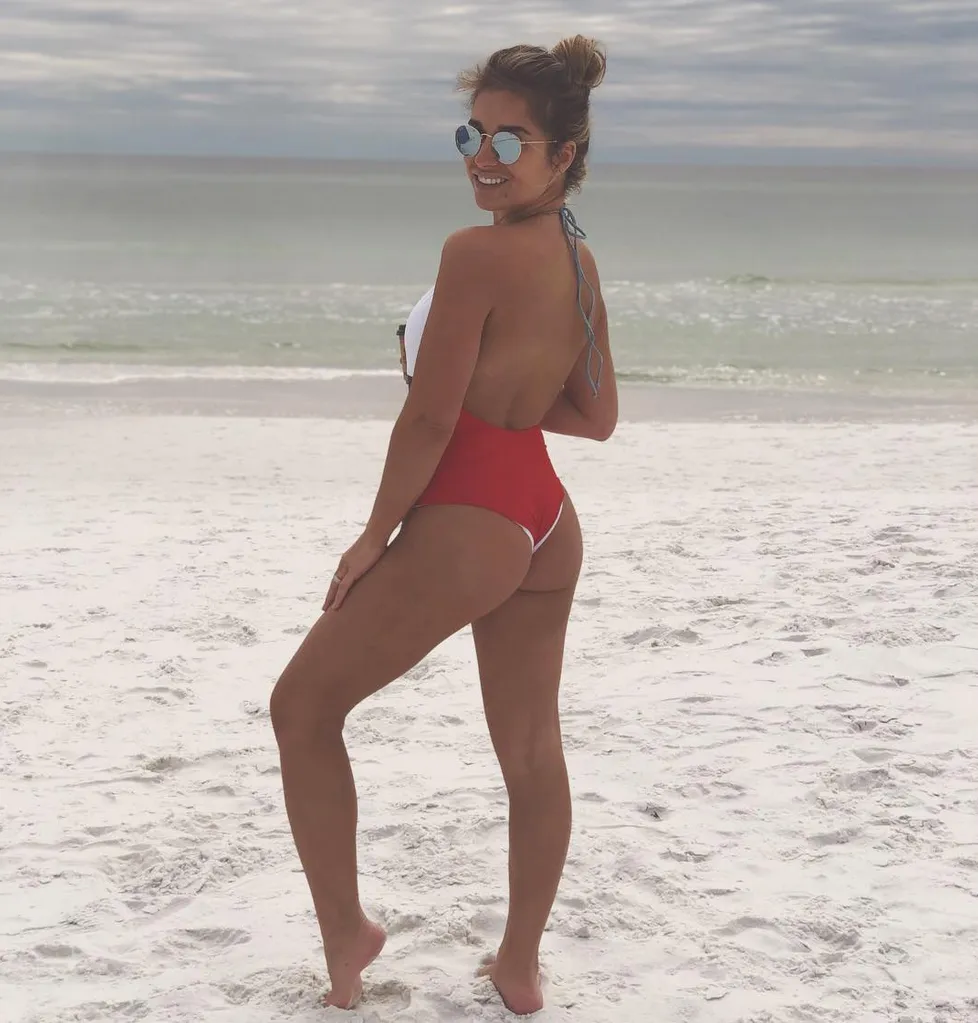 Jessie-James-Decker-Shows-Off-Her-Butt-on-the-Beach