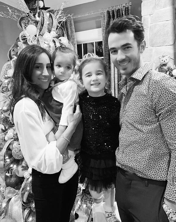 Kevin Jonas&rsquo; Daughters Enjoy Movie Night With Mom While Dad Vacations in Miami With His Brothers