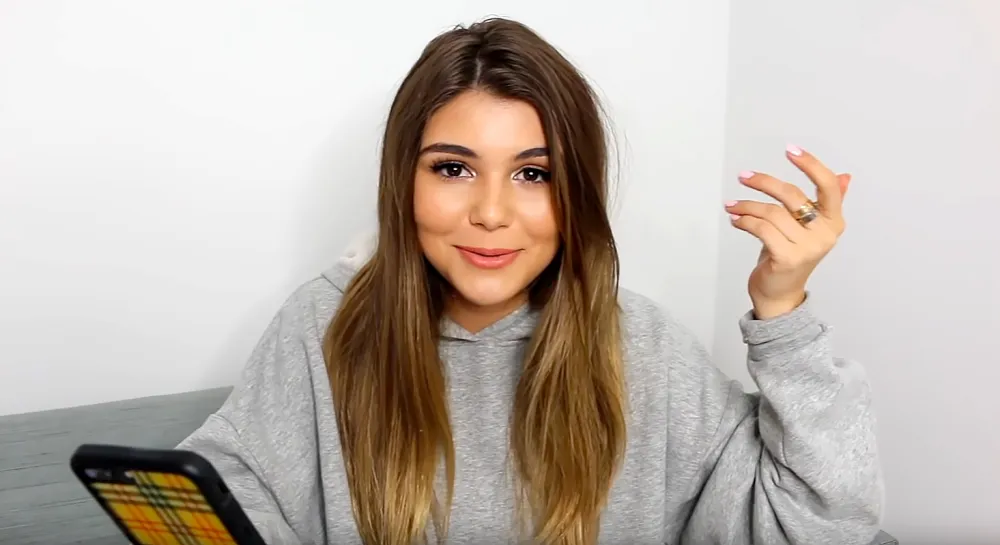 Lori-Loughlin's-Daughter-Olivia-Jade-Found-It-&lsquo;Fun&rsquo;-and-&lsquo;Exciting&rsquo;-When-She-Was-Mobbed-by-Fans-at-USC