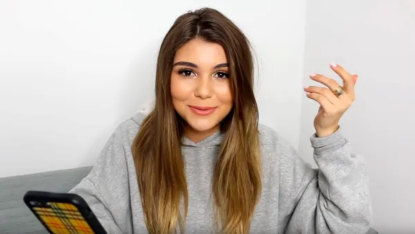 Lori-Loughlin's-Daughter-Olivia-Jade-Found-It-‘Fun’-and-‘Exciting’-When-She-Was-Mobbed-by-Fans-at-USC