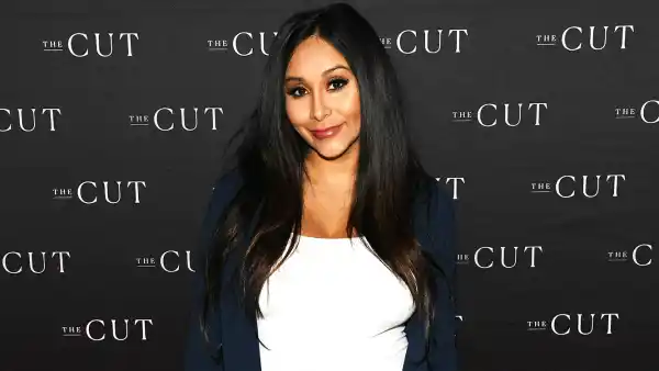 Pregnant Nicole ‘Snooki’ Polizzi Debuts Her Baby Bump on the Red Carpet
