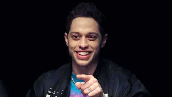 Pete-Davidson-flirting