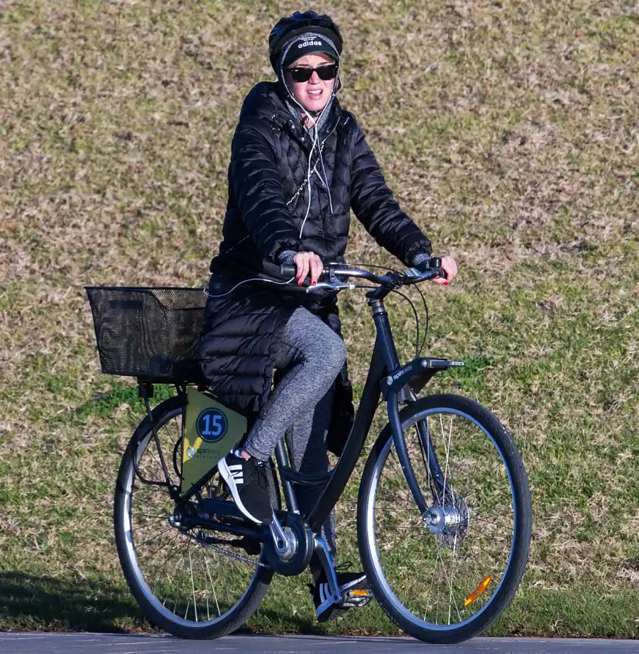 katy-perry-biking