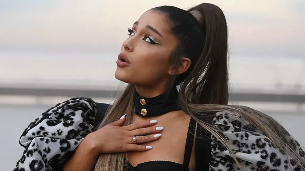 Ariana-Grande-Bi