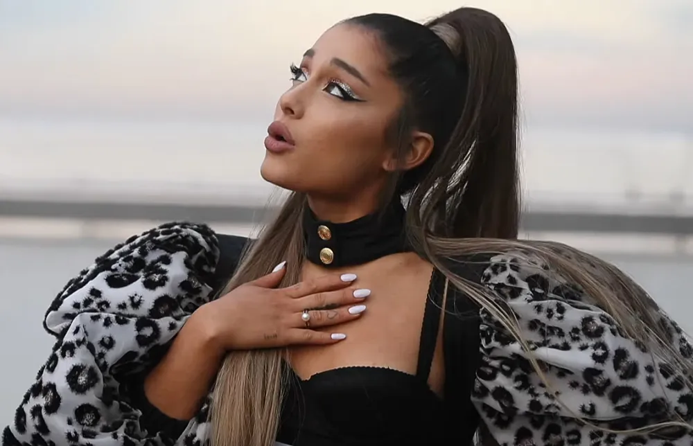 Ariana-Grande-Bi