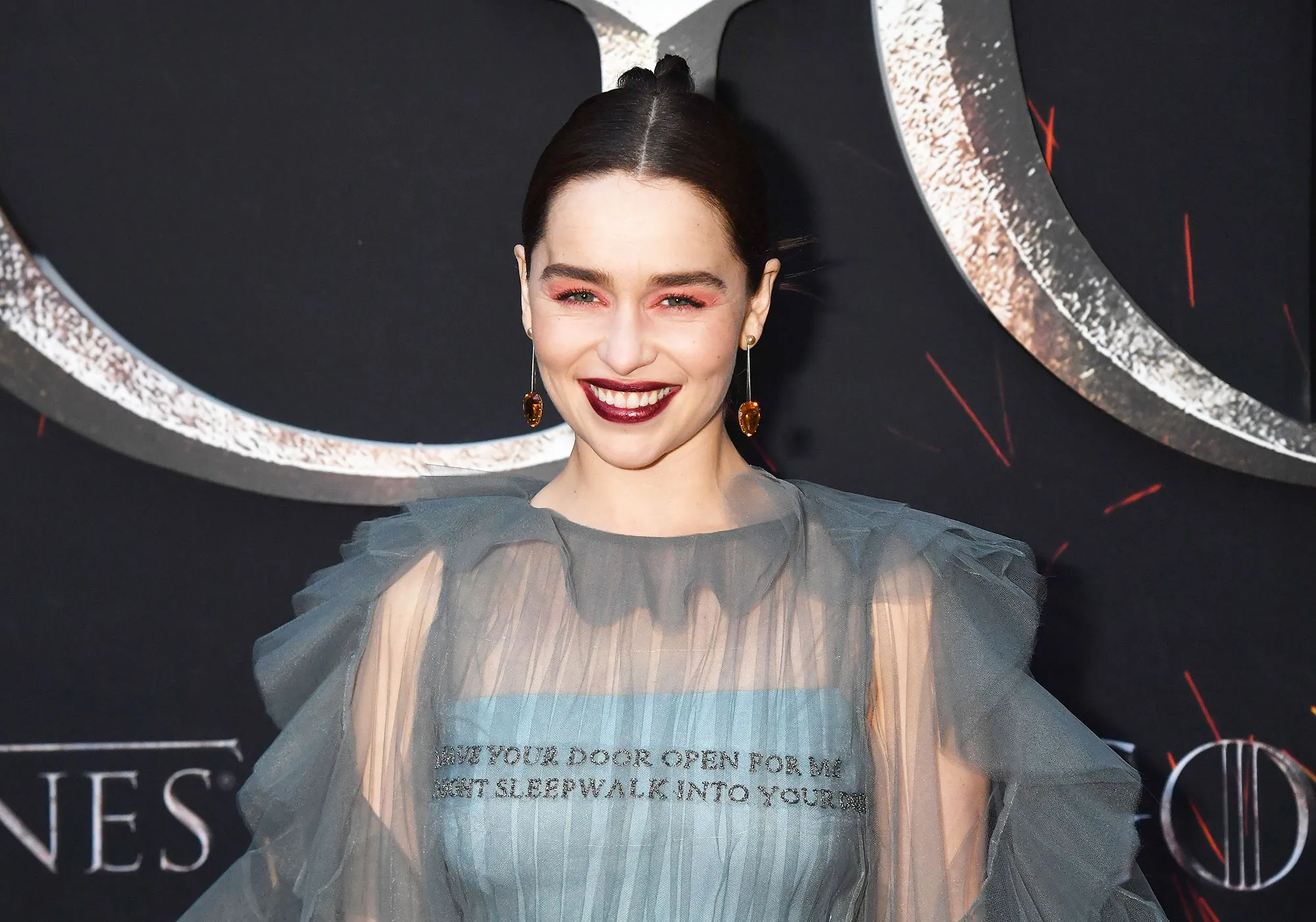 Mother of Makeup! Exactly How to Recreate Emilia Clarke's Red Hot ŒGame of Thrones¹ Premiere Look