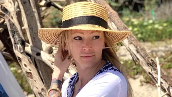 Jenna Jameson Shuts Down Instagram Troll Flashes Legs