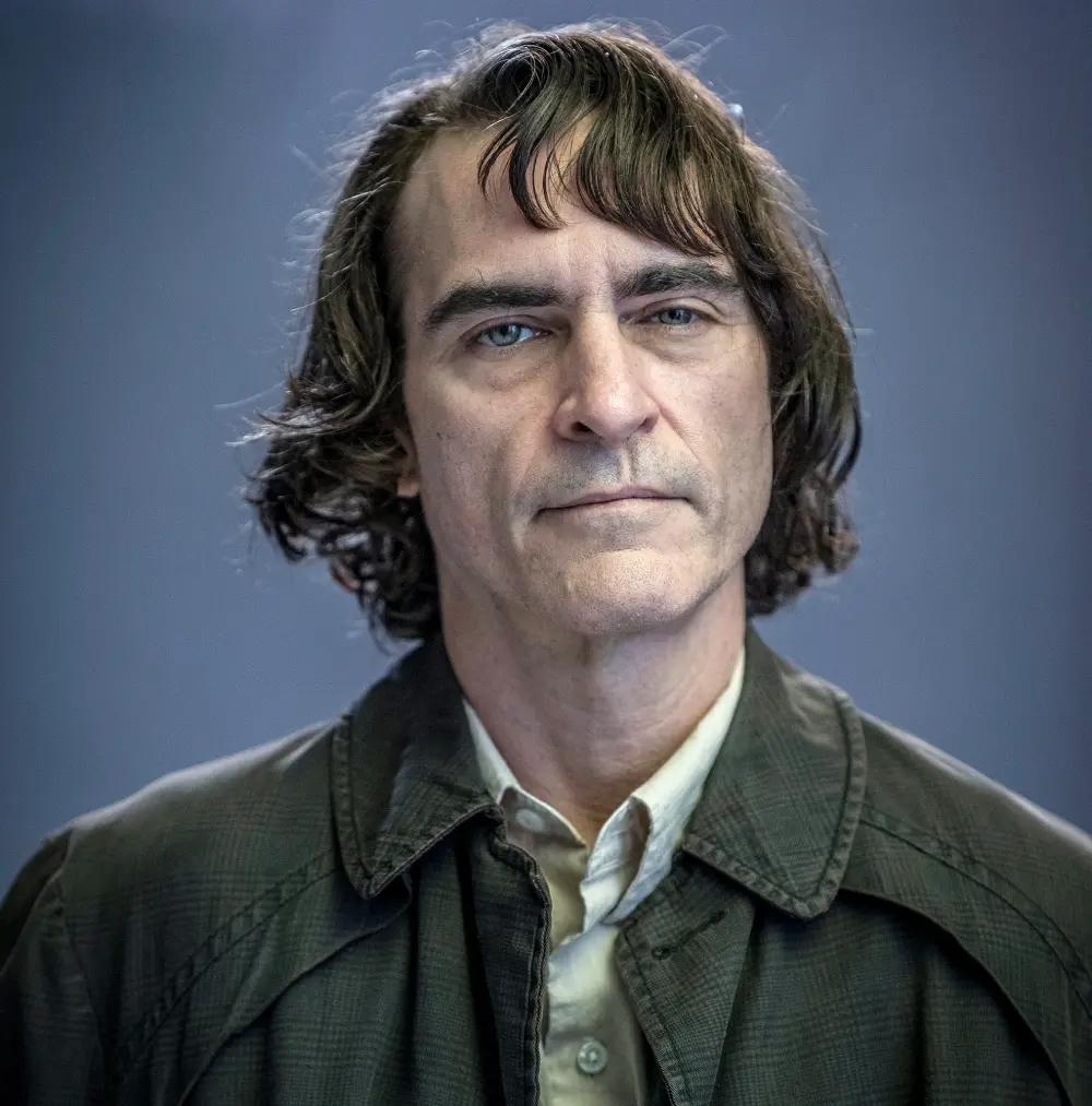 Joaquin-Phoenix-transforms-into-the-JOKER