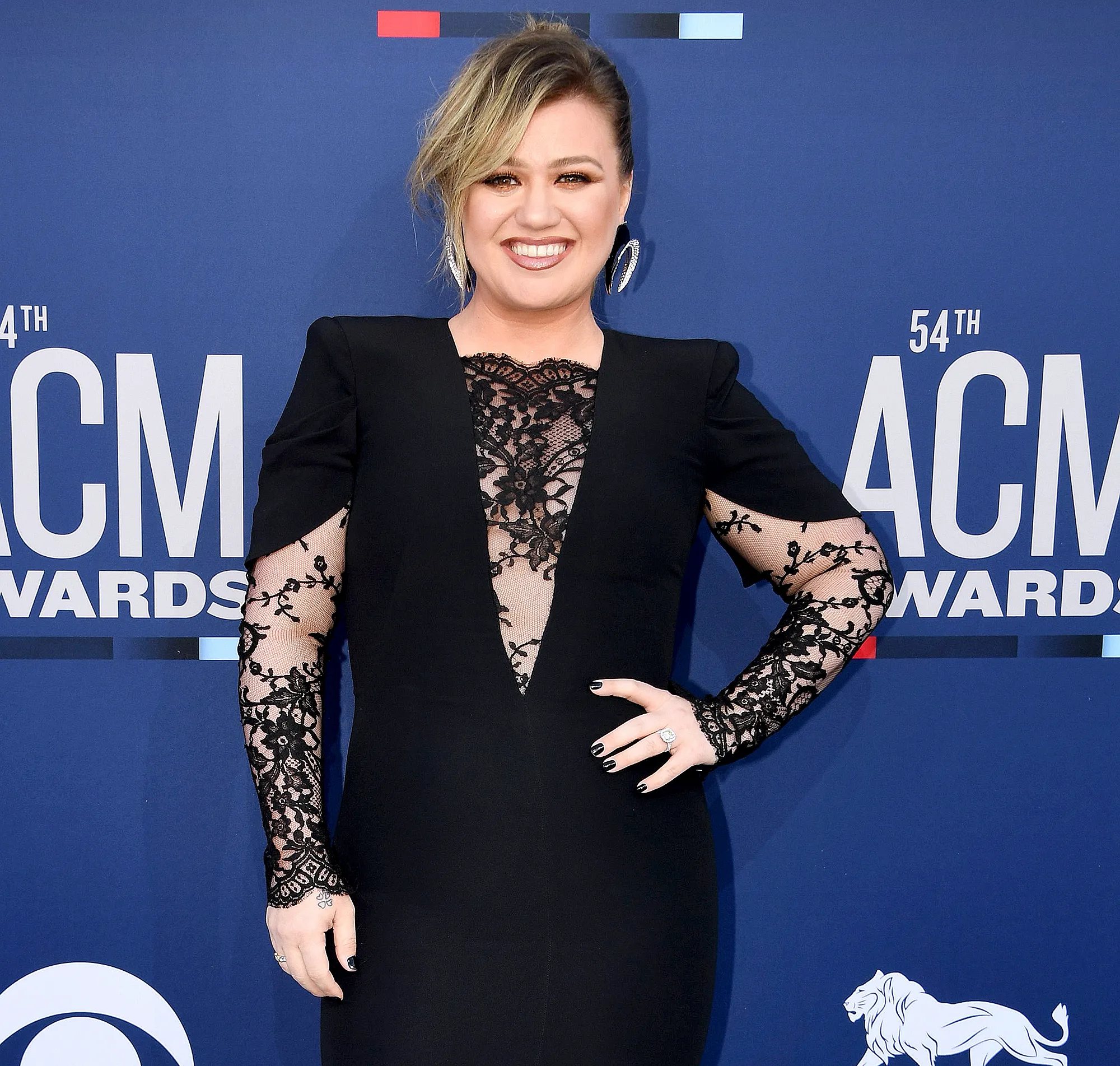 Kelly-Clarkson-Was-Mistaken-for-a-Sit-Filler-at-ACMs