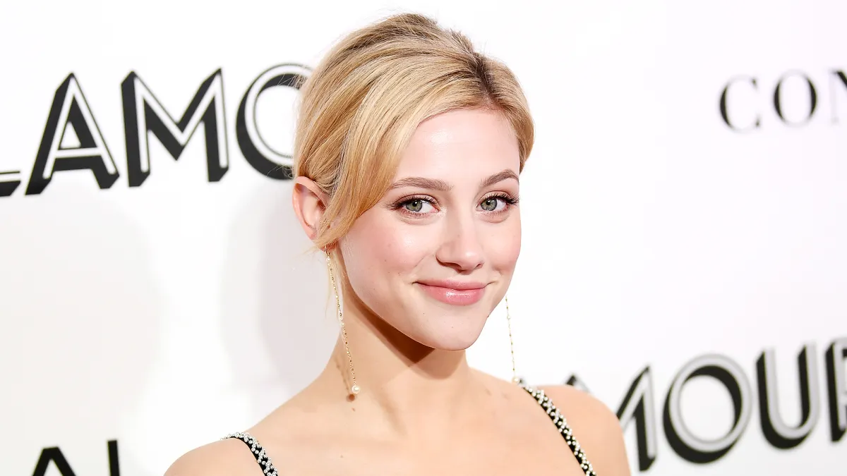 Lili-Reinhart-pole-dancing-hustlers