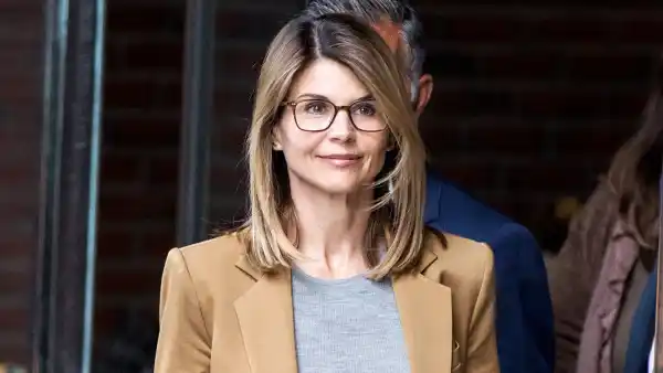 Lori-Loughlin-Pleads-to-Fraud-in-College-Admissions-Scandal