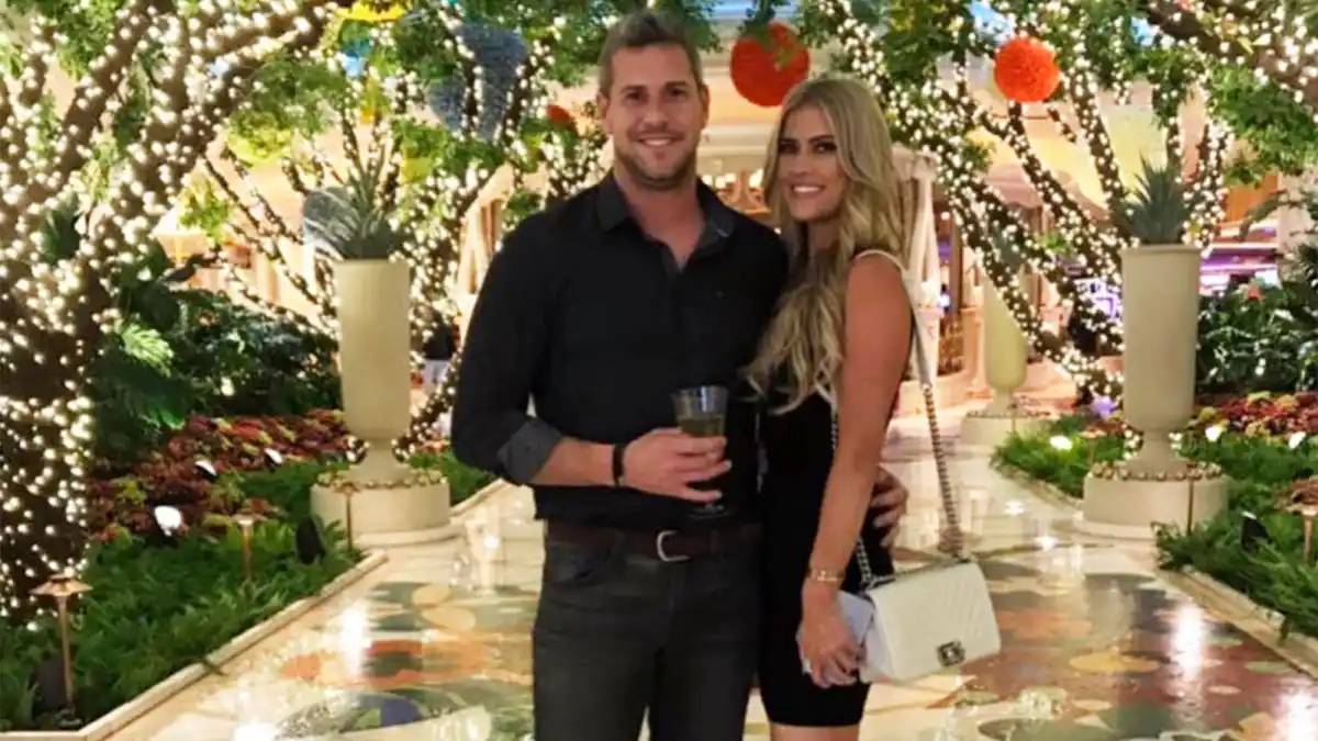 Pregnant Christina Anstead Shows Off Baby Bump at 17 Weeks During Workout With Husband Ant