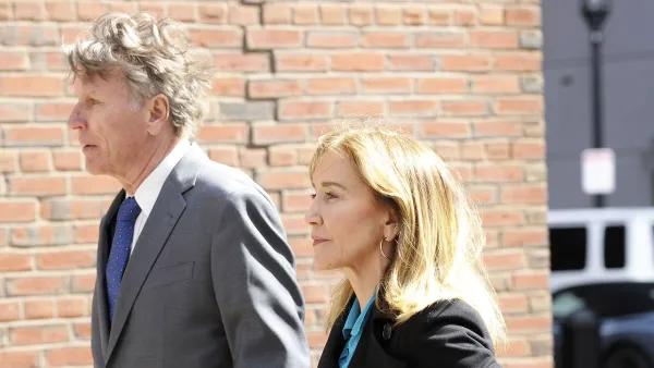 Felicity Huffman Arrives at Court Ahead of Hearing Over College Admissions Scam