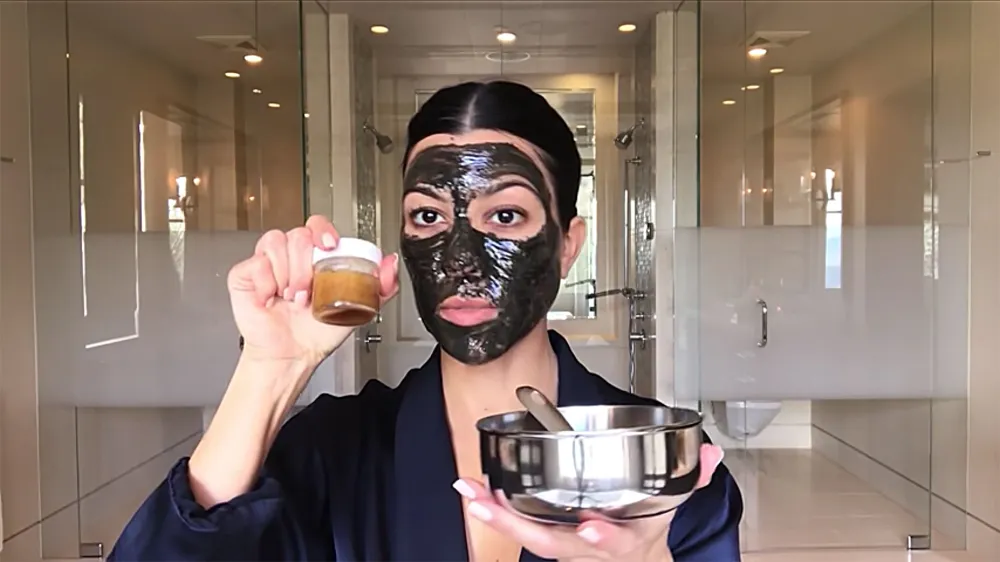 Kourtney Kardashian&sup1;s Go-to Lip Scrub Is Already in Your Pantry