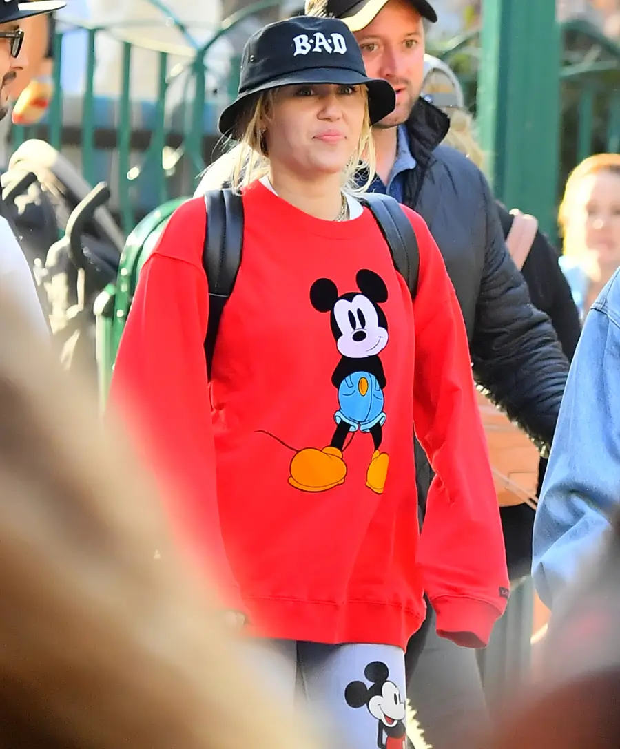 miley-cyrus-at-disneyland