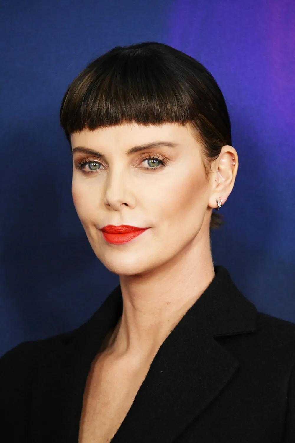 All About Charlize Theron&rsquo;s New Blunt Bangs
