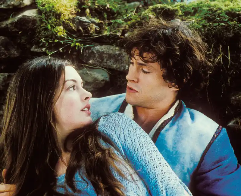 Anne-Hathaway-Hugh-Dancy-Ella-Enchanted