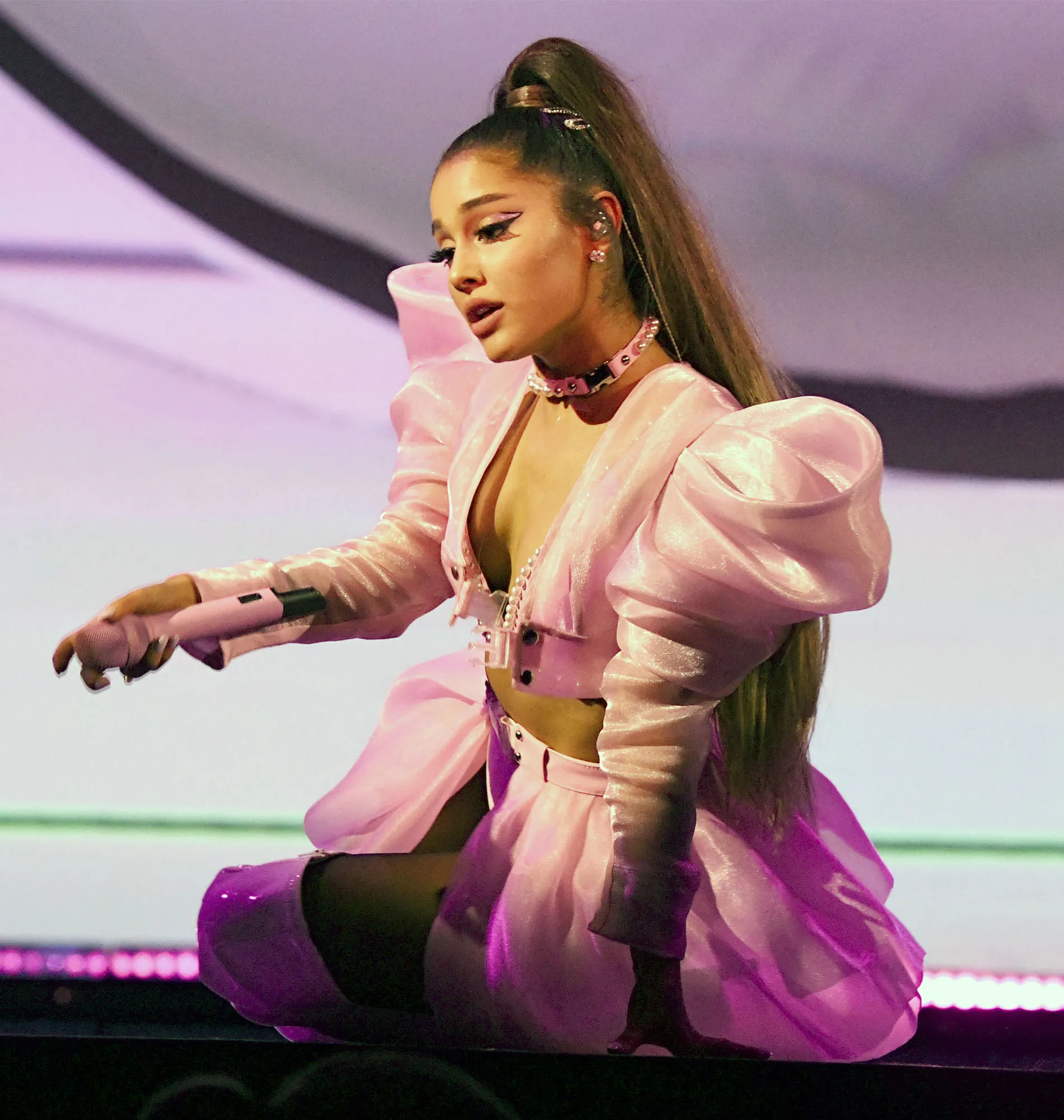 Ariana Grande’s Throat ‘Closed’ Following ‘Unfortunate Allergic Reaction’