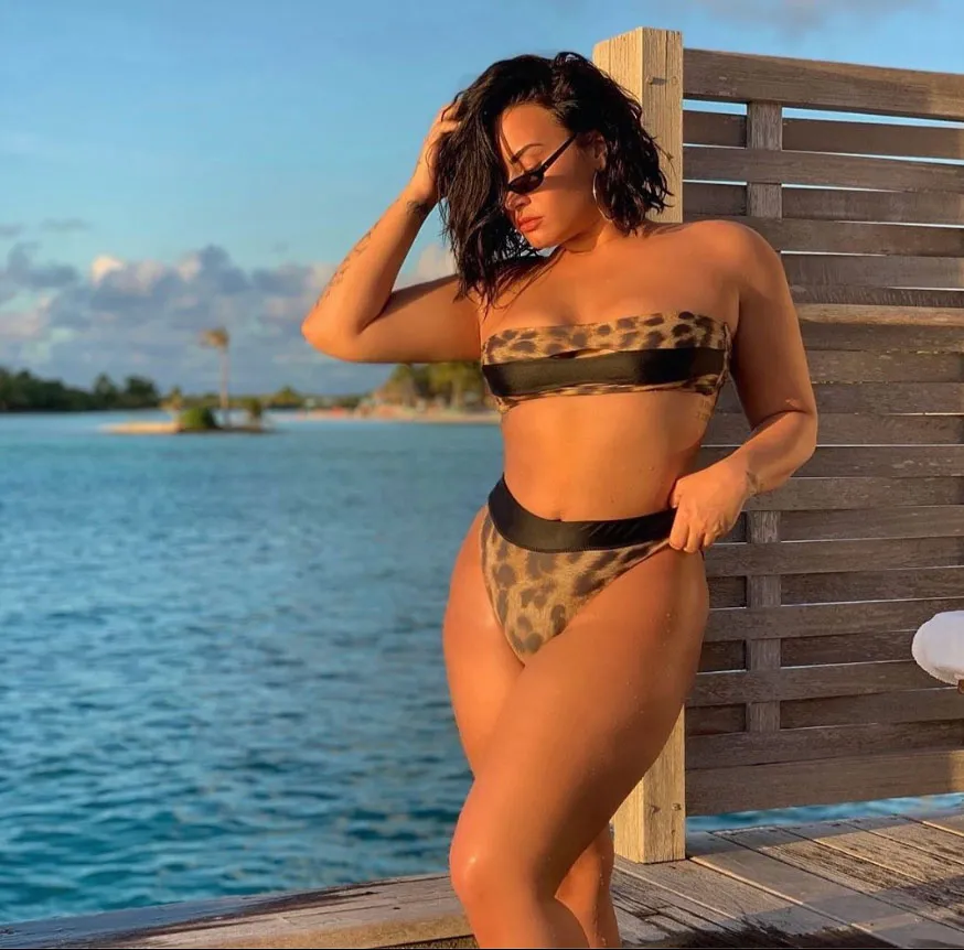 Demi Lovato Poses in Bikini, Signs With Justin Bieber and Ariana Grande&rsquo;s Manager