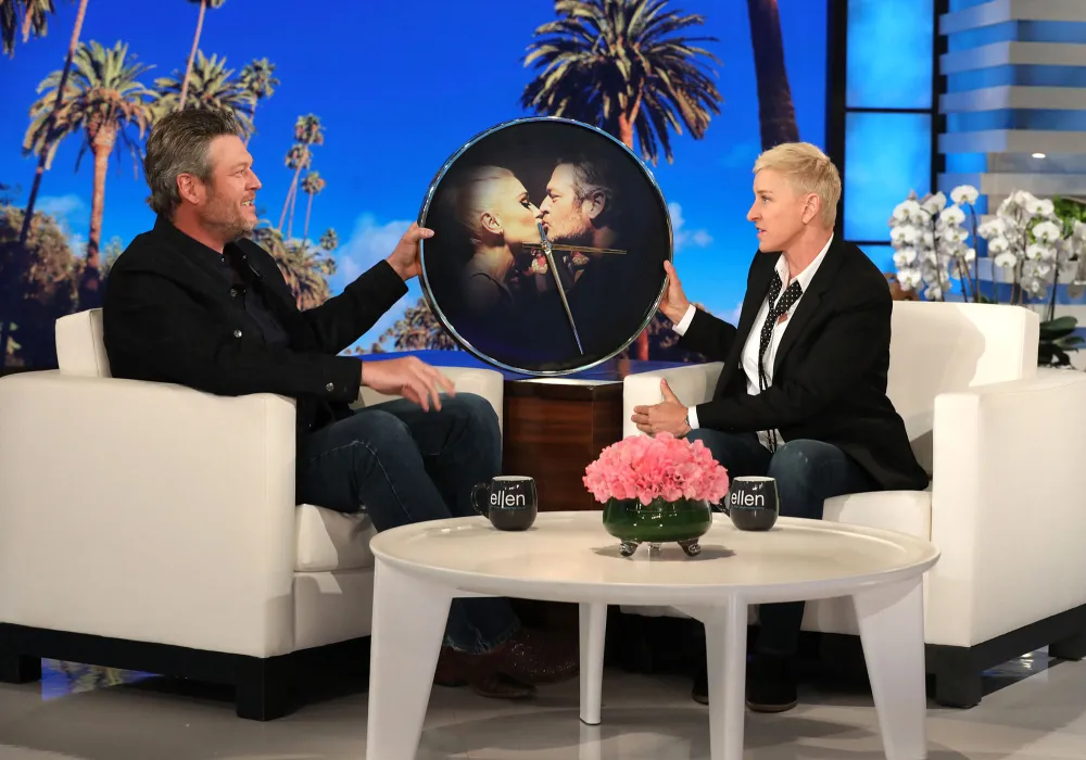 Ellen DeGeneres Gives Blake Shelton a Pre-Engagement Gift, Suggests He Proposes to Gwen Stefani on Mother&rsquo;s Day
