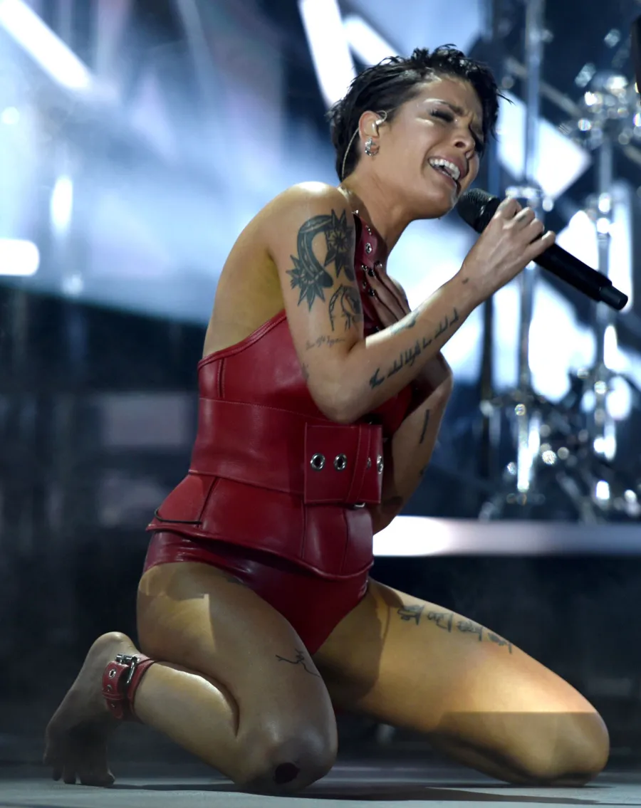 Halsey-Onstage-Billboard-Music-Awards-2019