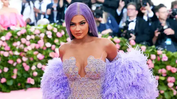 Kylie Jenner Washes Face on Twitter Fans React