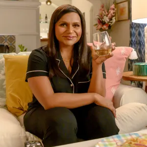 Mindy Kaling-barefoot-wine