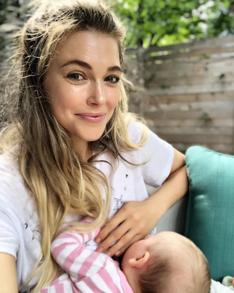 Rachel-Platten-breatfeeding