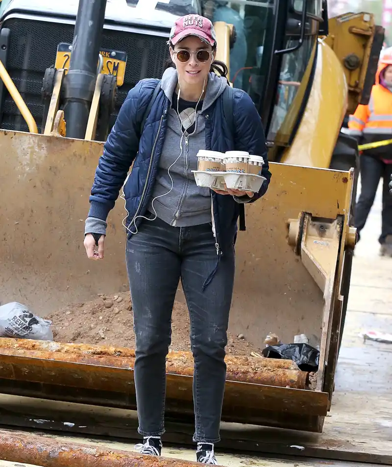 Sarah-Silverman-Buying-Coffee-for-NYC-Electricians