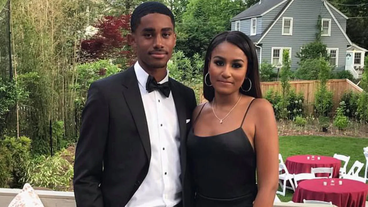 Sasha Obama Goes to Prom, Michelle Obama and Malia Obama Pop in for Family Pictures