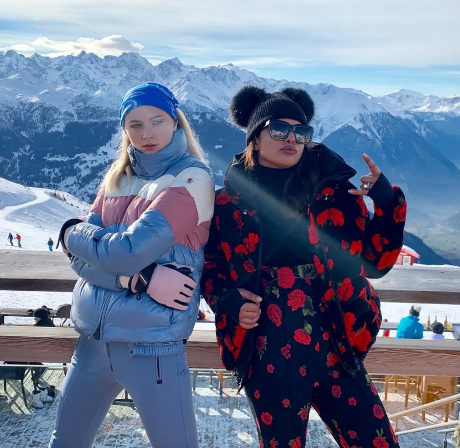 Ski-Vacay-priyanka-chopra-sophie-turner