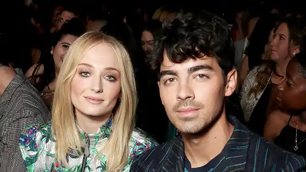 Sophie-Turner-Kisses-Joe-Jonas-BBMA-backstage