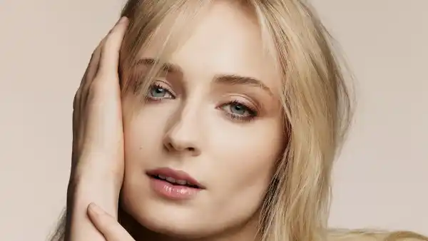 Sophie-Turner-LV-Jewelry