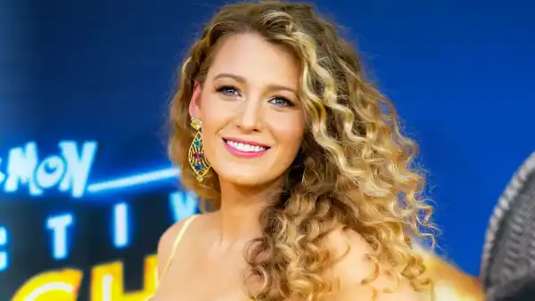 Blake Lively Baby Bump With Bouncy Curls and Glowing Makeup at the ‘Pokémon Detective Pikachu’ Premiere