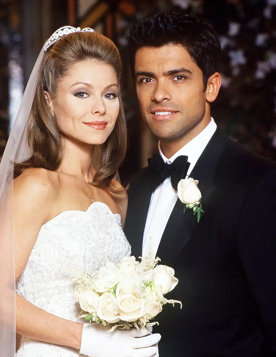 2-Kelly-Ripa-and-Mark-Consuelos-married-in-vegas