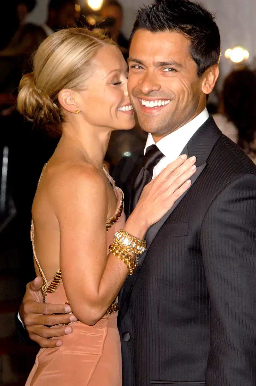 Kelly-Ripa-and-Mark-Consuelos-celebrated-2-decades