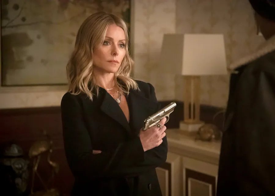 kelly-ripa-Kelly-appears-on-an-episode-of-Riverdale