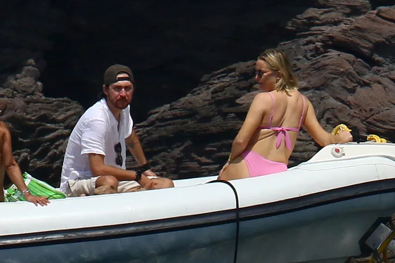 Bikini Kate Hudson Vacation Boyfriend Danny Fujikawa Goldie Hawn Kurt Russell