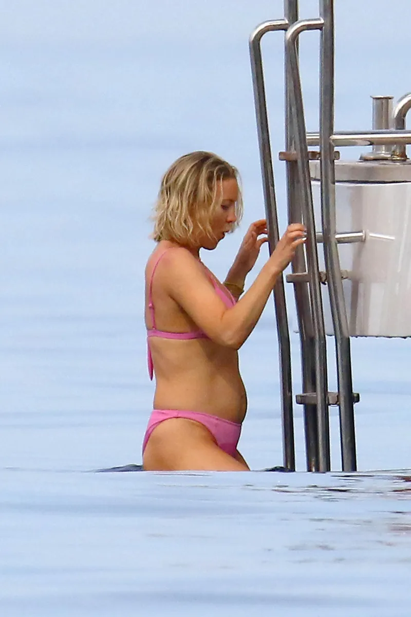 Bikini Kate Hudson Vacation Boyfriend Danny Fujikawa Goldie Hawn Kurt Russell