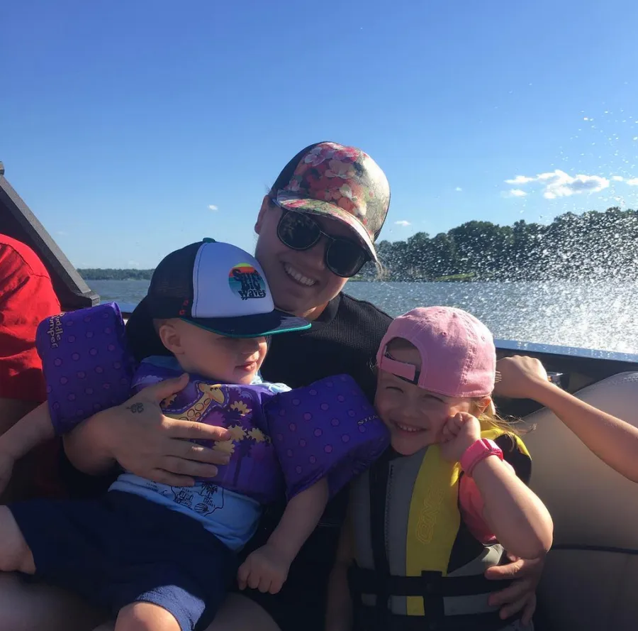 Boat-Buddies-kelly-clarkson